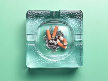 Aschenbecher mit Zigaretten | © Getty Images/Peter Dazeley