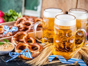 Oktoberfest Bier, Brezen und Obazda | © Adobe Stock/karepa