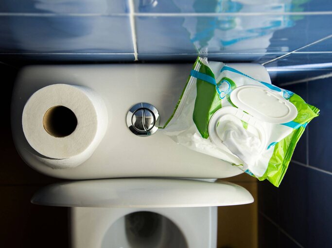 Toilettenpapier auf Toilette | © Getty Images/MarioGuti