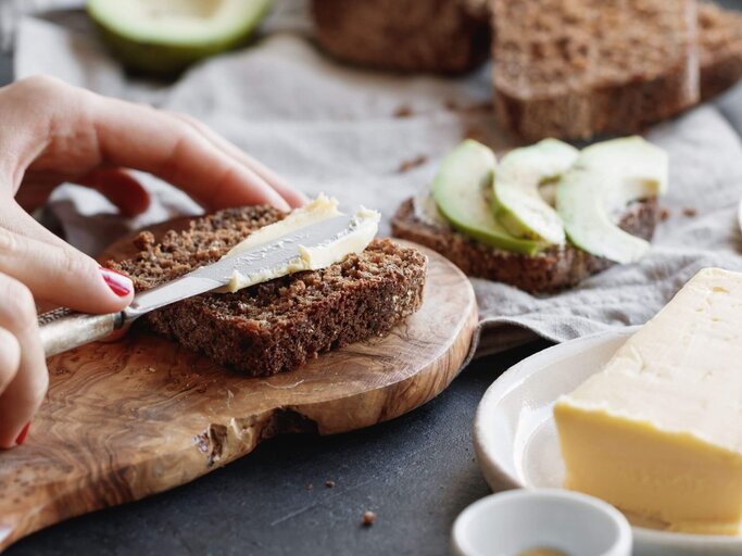 Person streicht Brot | © Getty Images/Edalin