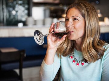 Frau trinkt ein Glas Wein | © Getty Images/Cavan Images