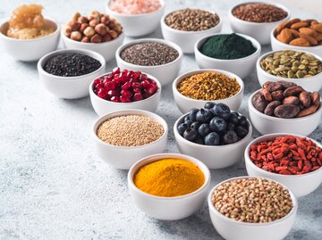 Verschiedene Superfoods in Schälchen | © shutterstock / Fascinadora