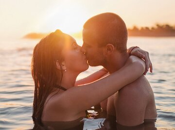 Paar küsst sich in Wasser | © Getty Images/Aleksandar Karanov
