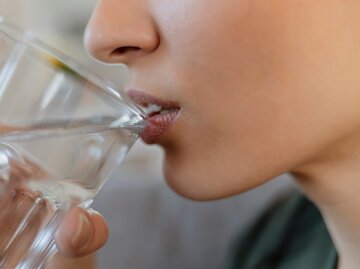 Frau trinkt ein Glas Wasser | © gettyimages.de / PixelsEffect