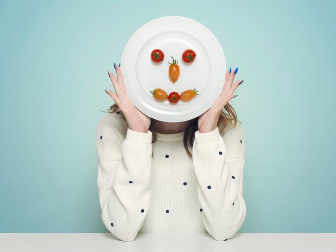 Frau hat aus ihrem Essen einen Smiley geformt | © gettyimages.de / Francesco Carta fotografo