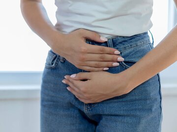 Frau hält sich den Bauch | © gettyimages.de | bymuratdeniz