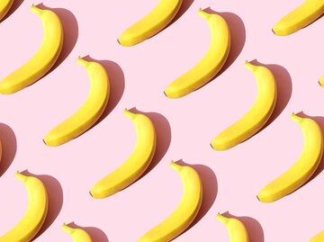 Bananen auf rosa Hintergrund | © Getty Images/Yulia Reznikov