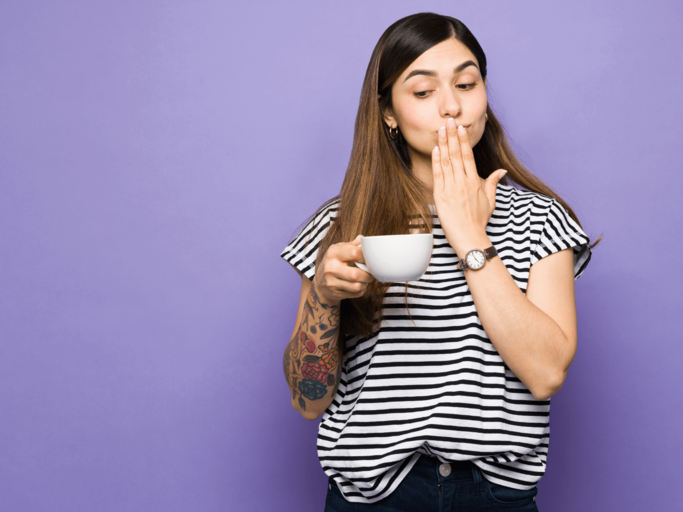Frau mit Kaffeetasse | © Getty Images/Antonio_Diaz