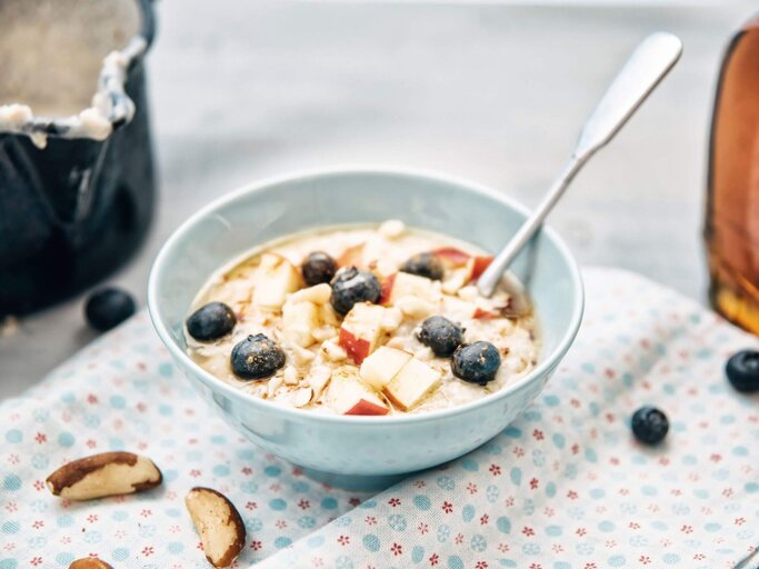 Haferflocken mit Kuhmilch und Beeren | © Getty Images/Westend61