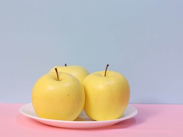 Apfel auf blauem und rosafarbenem Hintergrund | © Getty Images/mssh3986