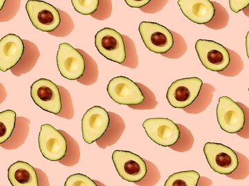 Avocado auf rosa Hintergrund | © Getty Images/Westend61