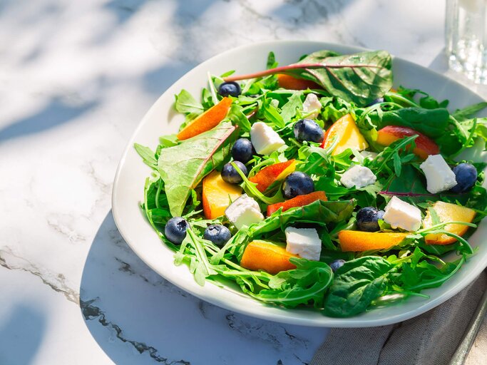 Salat mit Pfirsich, perfekt zum Kalorien einsparen | © Getty Images/Anastasia Izofatova