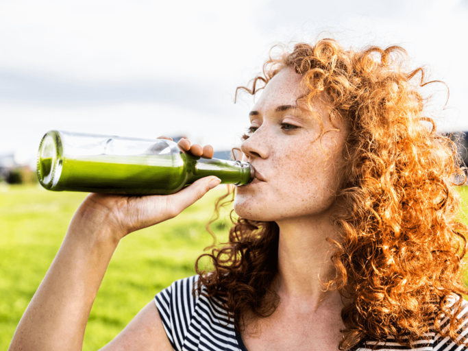 Frau trink Bier aus einer Flasche | © Getty Images/Westend61