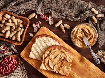 Erdnussbuttertoast von oben fotografiert | © Getty Images/apomares