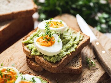 Gekochte Eier auf Avocadobrot | © Getty Images/Arx0nt