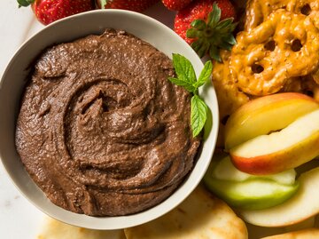 Schoko-Hummus als Dip zu Obst | © Getty Images/bhofack2