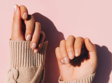 Frau hat Nagellack auf Nägeln | © Getty Images/Anna Efetova