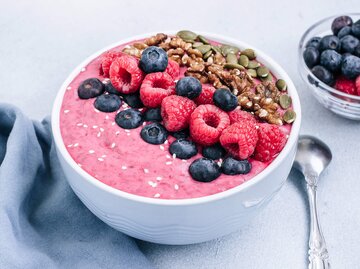 Müsli-Bowl mit gefrorenen Beeren | © Getty Images/Anna Bell / 500px