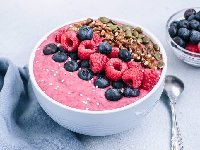 Müsli-Bowl mit gefrorenen Beeren | © Getty Images/Anna Bell / 500px