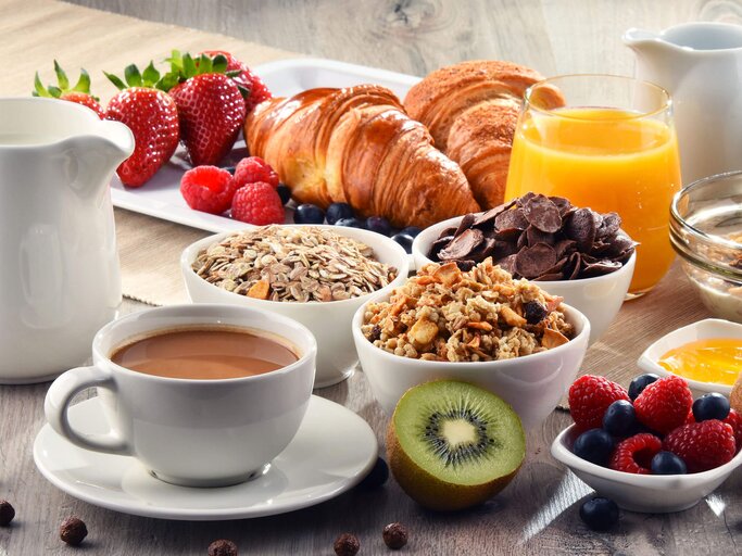 Frühstück mit gesunden Lebensmitteln | © Getty Images/monticelllo