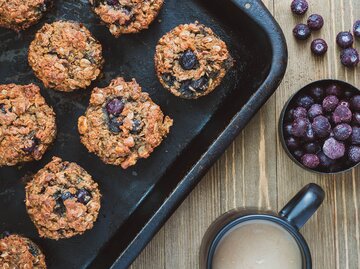 Blaubeer-Muffins mit Haferflocken | © Getty Images/nadiasphoto