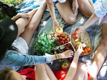 Picknick mit gesunden Lebensmitteln | © Getty Images/Cavan Images