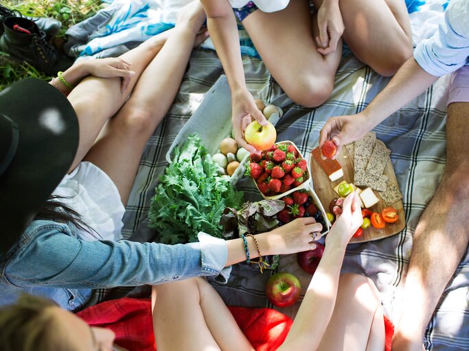 Picknick mit gesunden Lebensmitteln | © Getty Images/Cavan Images