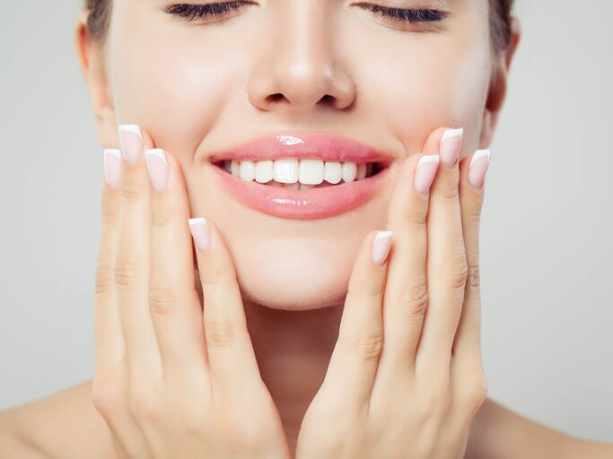 Ölziehen ist eine beliebte Methode, um die Mundhygiene zu verbessern und die Zähne noch mehr zum Strahlen zu bringen.  | © Getty Images/nemchinowa