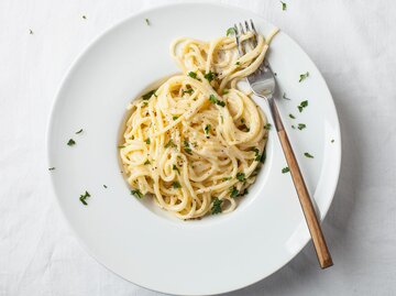 Nudeln im Teller können Inspiration für Breakfast Pasta sein | © Getty Images/Westend61