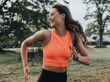 Frau beim Joggen draußen | © Getty Images/Catherine Falls Commercial