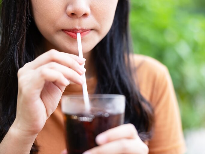 Frau trinkt Cola | © Getty Images/tongpatong