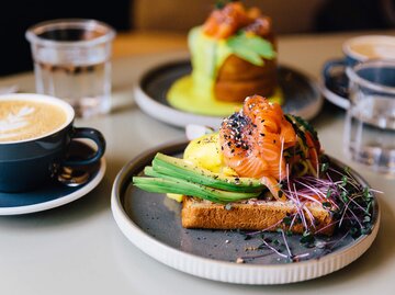 Lachstoast zum Frühstück mit Kaffee | © Getty Images/Alexander Spatari