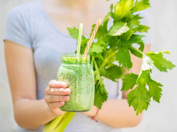 Sellerie Saft im Glas mit Strohhalm | © Getty Images/Anna Fedorova