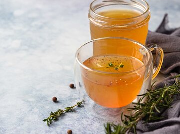 Oxymel, Gesundheitsdrink in Gläsern | © Getty Images/porosolka