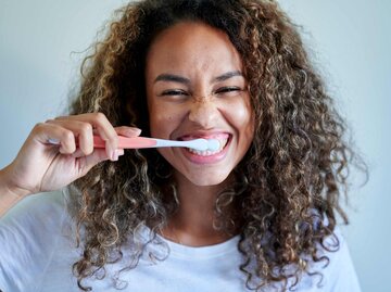 Frau putzt Zähne | © Getty Images/Westend61