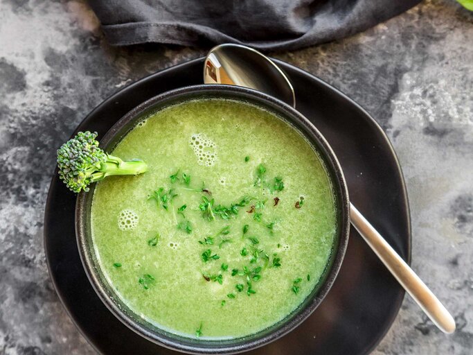 Ein Teller mit Brokkolisuppe. | © Getty Images / Westend61