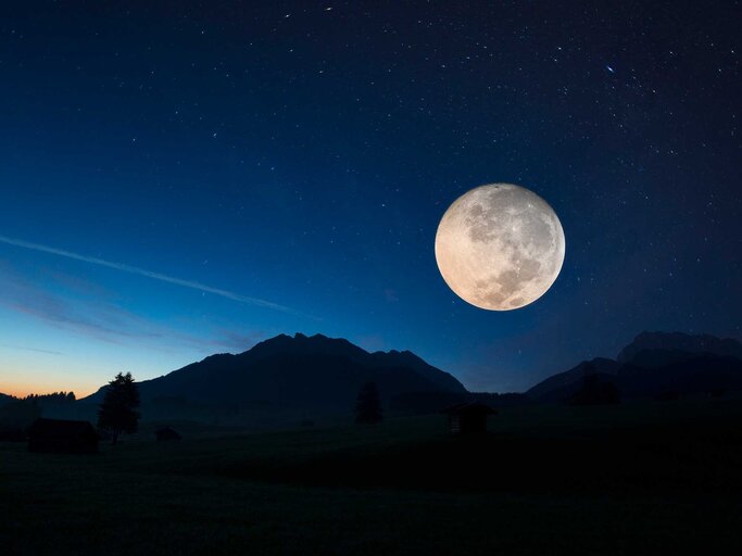 Vollmond über einer Landschaft. | © Getty Images / Henglein and Steets