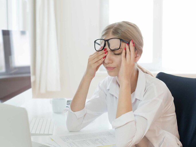 Frau, die am PC arbeitet, reibt sich ihre müden Augen | © Getty Images/bymuratdeniz