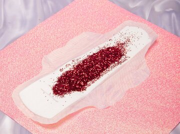 Damenbinde mit rotem Glitzer | © Getty Images/Megan Madden