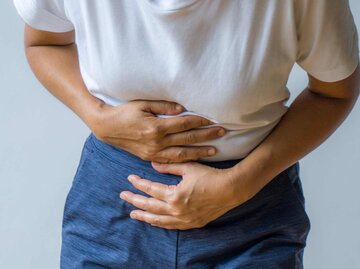 Frau hält sich vor Schmerzen den Bauch | © Getty Images/athima tongloom