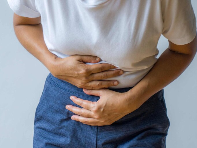 Frau hält sich vor Schmerzen den Bauch | © Getty Images/athima tongloom