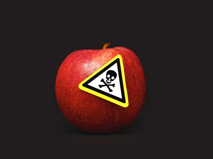Apfel mit Warnschild und Totenkopf darauf | © Getty Images/Firn