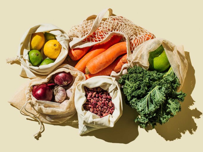 Gemüse und Obst in nachhaltiger Verpackung | © Getty Images/Tanja Ivanova