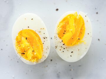 Gekochtes Ei aufgeschnitten und mit Pfeffer und Salz gewürzt | © Getty Images