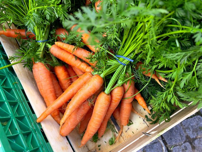 Bund Karotten an einem Marktstand | © Getty Images/Feifei Cui-Paoluzzo