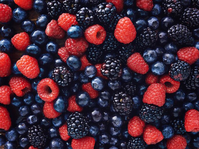 Blaubeeren, Himbeeren und schwarze Beeren in der Nahaufnahme | © Getty Images/rez-art