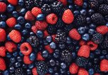 Blaubeeren, Himbeeren und schwarze Beeren in der Nahaufnahme | © Getty Images/rez-art