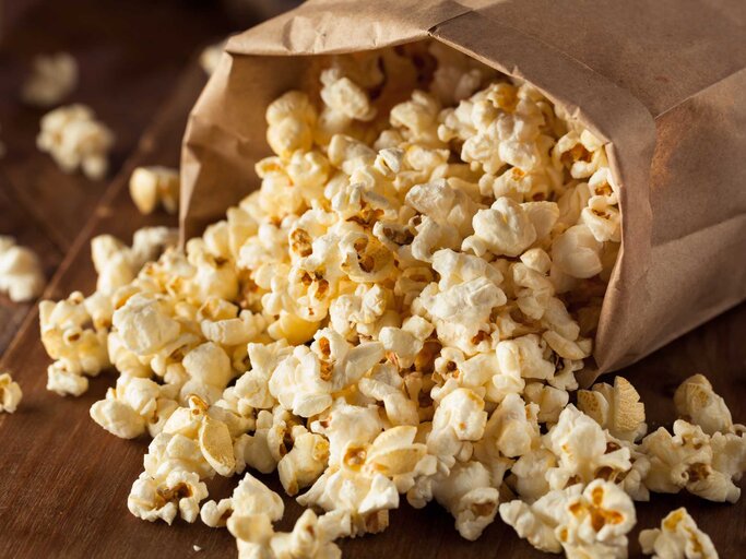 hausgemachtes Popcorn in einer Tüte | © Getty Images/bhofack2