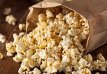 hausgemachtes Popcorn in einer Tüte | © Getty Images/bhofack2