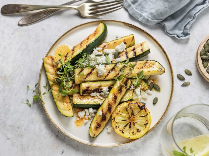 Vorspeise mit gegrilltem Gemüse (Zucchini), Draufsicht auf rundem Teller | © Getty Images/Silvia ND